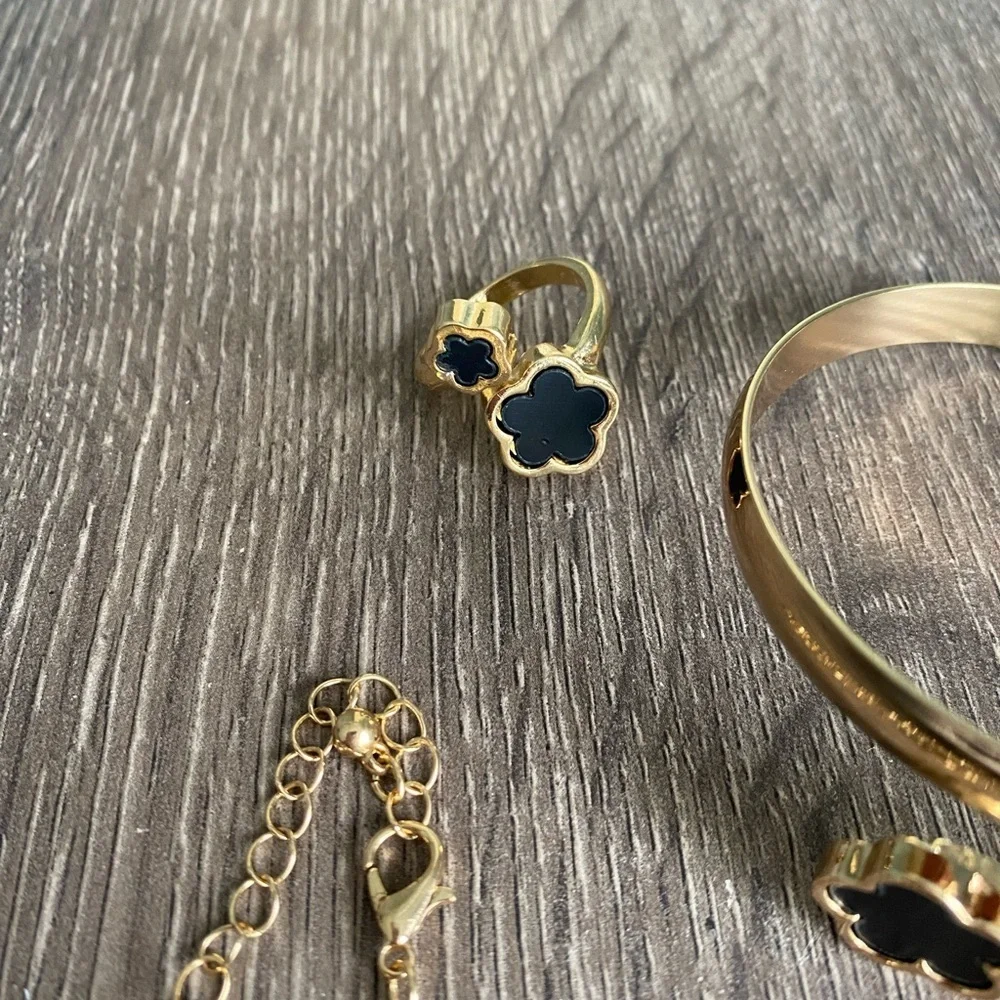 Elegant Black and Gold Clover  Floral Jewelry Set - Picture 9 of 11